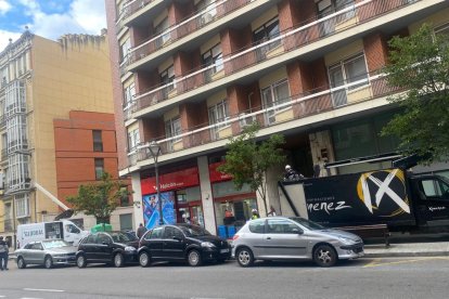 Primera instalación de las luces navideñas de 2023 en la calle Gamazo de Valladolid. -E.M.