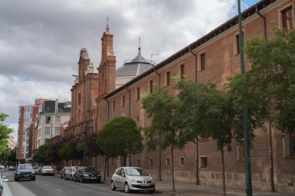 Colegio de los Ingleses en la calle Don Sancho en el Barrio de San Juan. -J.M. LOSTAU