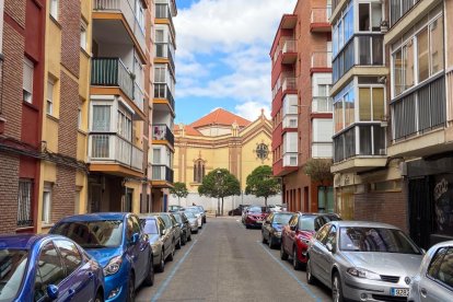 Calle de la Artesanía. Iglesia de San Juan al fondo en el Barrio de San Juan. -J.M. LOSTAU