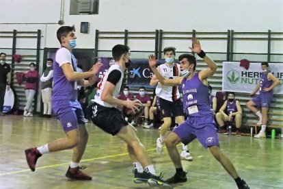 Partido entre el San Agustín y Emilio Ferrari en categoría masculina. / M. G. E.