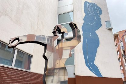 Escultura de Vicente Escudero en en el Barrio de San Juan. -J.M. LOSTAU