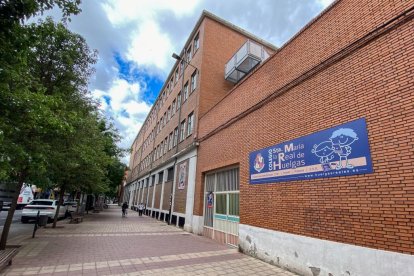 Colegio Santa María de la Real de Huelgas en la calle Huelgas en el Barrio de San Juan. -J.M. LOSTAU