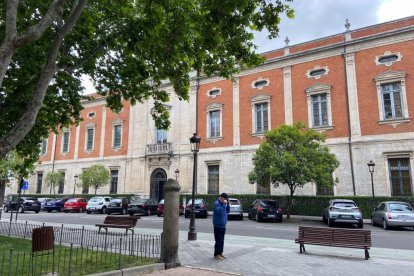 Colegio San José en la plaza de Santa Cruz en el Barrio de San Juan. -J.M. LOSTAU