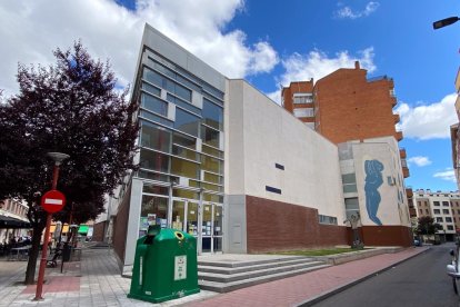 Calle Santa Lucía. A la izquierda el centro cívico en el Barrio de San Juan. -J.M. LOSTAU