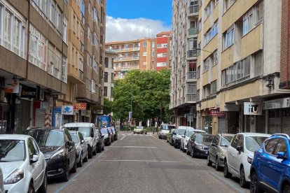 Calle de la Verbena con la plaza de San Juan al fondo
en el Barrio de San Juan. -J.M. LOSTAU