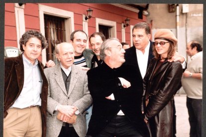 Equipo de 'El caballero de Don Quijote', largometraje de la Sección Oficial, fuera del concurso de la 47 SEMINCI de Valladolid Plaza de San Miguel en 2002 .-ARCHIVO MUNICIPAL DE VALLADOLID