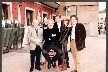 Equipo de 'El caballero de Don Quijote', largometraje de la Sección Oficial, fuera del concurso de la 47 SEMINCI de Valladolid Plaza de San Miguel en 2002 .-ARCHIVO MUNICIPAL DE VALLADOLID