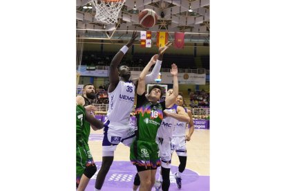 UEMC Real Valladolid Baloncesto - Cáceres. / LOSTAU