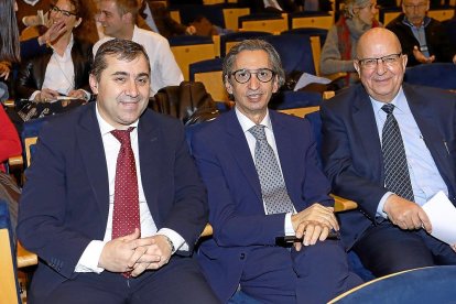 José Antonio Otero, Juan Carlos de Margarida (Colegio Economistas) y Teodolindo Chillón.