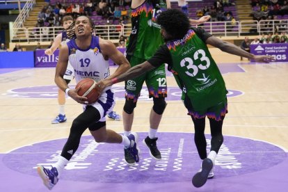 UEMC Real Valladolid Baloncesto - Cáceres. / LOSTAU