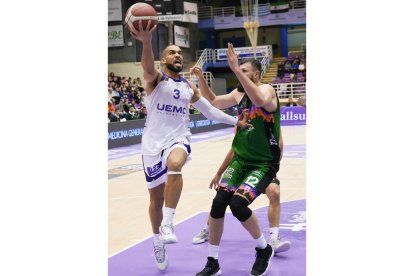 UEMC Real Valladolid Baloncesto - Cáceres. / LOSTAU