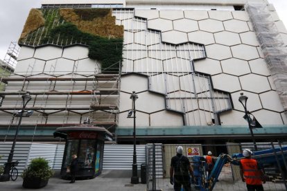 Obras de desmantelamiento del jardín vertical de El Corte Inglés de la calle Constitución. -PHOTOGENIC
