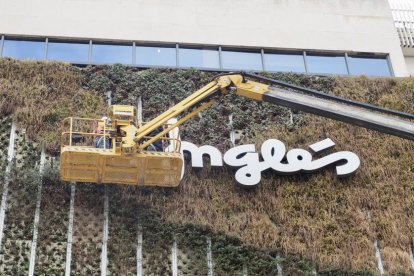 Desmontaje del jardín y el letrero de El Corte Inglés. -PHOTOGENIC