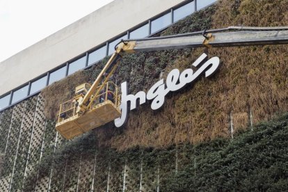 Desmontaje del jardín y el letrero de El Corte Inglés. -PHOTOGENIC
