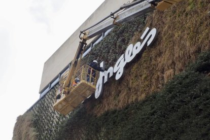 Desmontaje del jardín y el letrero de El Corte Inglés. -PHOTOGENIC
