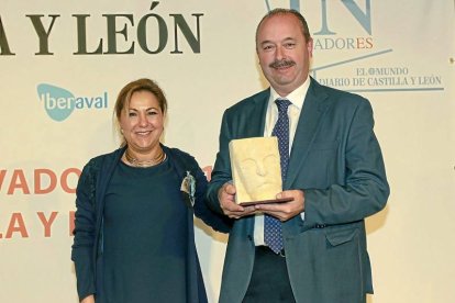 ZAMORA / GCE MICROPLUS GERMANY José Fernández Alonso, presidente de General de Cuadros Eléctricos y Grupo Microplus Germany, recogió el premio de manos de Rosa Valdeón, alcaldesa de Zamora. Para éste el reconocimiento del periódico es un «estímulo importantísimo para seguir adelante».