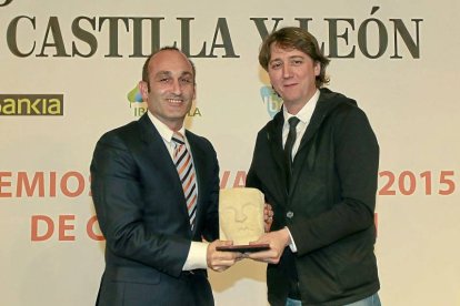 SORIA / MEVION TECHNOLOGY El alcalde de Soria, Carlos Martínez, entregó el galardón a Macario Moreno, director general de Mevion Technology, quien aseguró que el reconocimiento avala «el pionero tratamiento» que han desarrollado para la limpieza de barricas. «Estamos muy contentos», añadió.