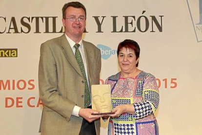 SEGOVIA / SDG LA GRANJA La compañía SGD La Granja apostó por Castilla y León. Son los únicos fabricantes del mundo que tienen todas las máquinas con visión artificial. Javier García, responsable de fabricación del horno II, recibió el premio de manos de Clara Luquero, alcaldesa de Segovia.