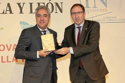 PALENCIA / FUNDACIÓN SANTA MARÍA LA REAL Juan Carlos Prieto es el director general de la Fundación Santa María la Real. Le entregó el galardón Alfonso Polanco, alcalde de Palencia. Prieto, fiel a la cultura de la innovación, cree que hay que ver al patrimonio como «una oportunidad» para el empleo.