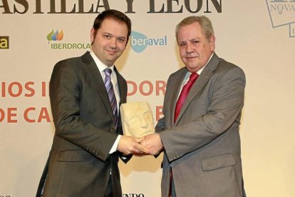 LEÓN / UNIVERSIDAD DE LEÓN Miguel Ángel Conde recogió el premio de manos de Ángel Claudio Villa, concejal de empleo del Ayuntamiento de León. Este doctor en Informática comentó que espera que el premio ayude a que su repositorio de aplicaciones para las personas mayores «no se quede en un cajón».