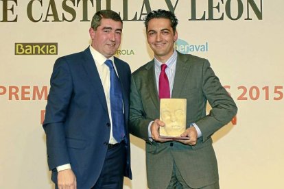 ÁVILA / USAL (CAMPUS DE ÁVILA) El grupo de investigación TIDOP, de la USAL, ‘envió’ a su director, Diego González Aguilera, a recoger el premio, y fue Pablo R. Lago, director de EL MUNDO DE CASTILLA Y LEÓN, quien se lo entregó. Para éste la iniciativa de este periódico infunde «ánimo en momentos difíciles».
