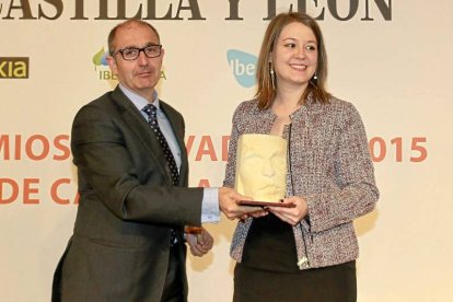 INNOVADOR JOVEN / ESTELA PERAL Estela Peral recoge el premio de manos del director general de Iberaval, Pedro Pisonero. «La sociedad debe ser consciente de los proyectos que se desarrollan», apuntó.