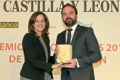 MEJOR PROYECTO / ONYX SOLAR La consejera delegada de Edigrup, Adriana Ulibarri, entrega el premio a Álvaro Beltrán. «Es un privilegio que nos concedan otro premio; nos anima a seguir innovando», indicó el responsable de la empresa abulense.