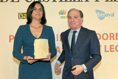 PERSONAJE ÚNICO / Almudena Ramón Cueto Almudena Ramón recibe el premio de manos de el consejero de Economía, Tomás Villanueva. «Castilla y León sigue siendo una tierra fértil donde nacen innovadores», destacó la doctora.
