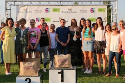 El CD Boecillo posa con su trofeo de campeón junto al presidente de la Diputación de Valladolid. / EL MUNDO