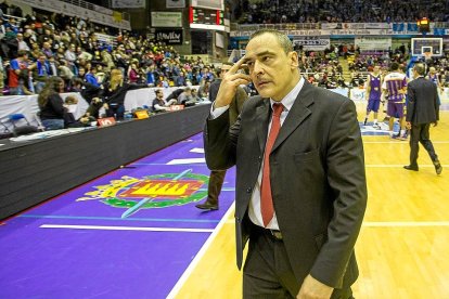 Ricard Casas abandona cabizbajo Pisuerga tras una dura derrota. / M. A. SANTOS