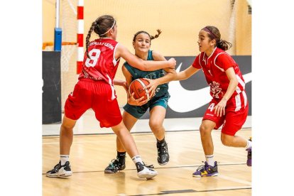 Imagen de la lucha por el tercer y cuarto puestos entre Castilla y León y Andalucía en minibasket femenino. / FEB
