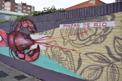 'Pinzas de río', mural del artista Nano Lázaro en el barrio Pajarillos. -TWITTER