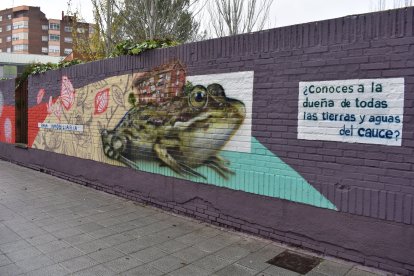 'Rana inmobiliaria', mural del artista Nano Lázaro en el barrio Pajarillos. -TWITTER