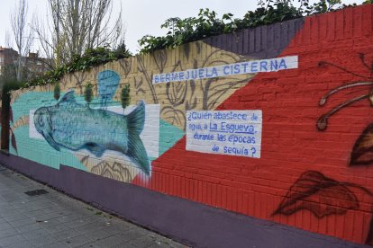 'Bermeja cisterna', mural del artista Nano Lázaro en el barrio Pajarillos. -TWITTER
