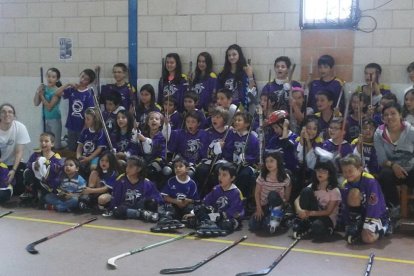 Foto de familia de los ‘Linces’ de Zaratán junto a sus entrenadores.