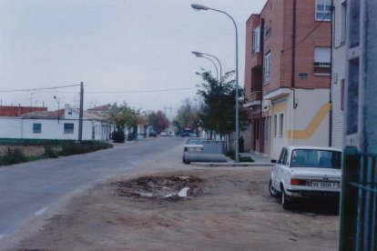 Entrada de la calle Arrabal en 1990 en La Overuela.- FOTO CEDIDA POR A. LOBATO