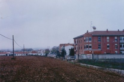Calle Arrabal en 1990 en La Overuela.- FOTO CEDIDA POR A. LOBATO
