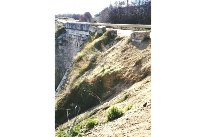 Pendiente en el puente de acceso en 2010 en La Overuela.- FOTO CEDIDA POR A. LOBATO