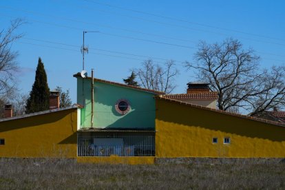 Edificio en la calle de los Corregidores en la actualidad en La Overuela.- J.M. LOSTAU