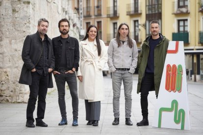 Vetusta Morla y Valeria Castro en la presentación de 'El amor de Andrea'. ICAL