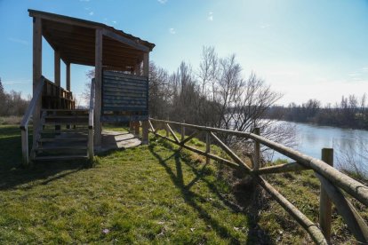 Mirador y observatorio de aves junto al parque de las Lavanderas en La Overuela.- J.M. LOSTAU