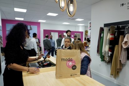 Nueva tienda de la cadena Moda re- de Caritas en Valladolid.- ICAL