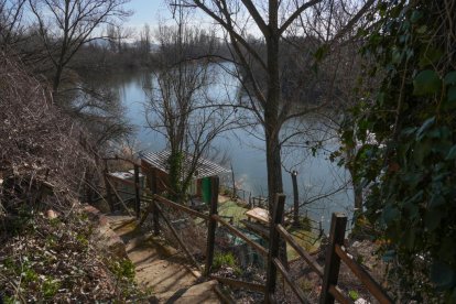 Embarcadero privado en el Pisuerga en La Overuela.- J.M. LOSTAU
