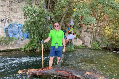 Puente se moja y ayuda a sacar troncos del Pisuerga. - E. M.