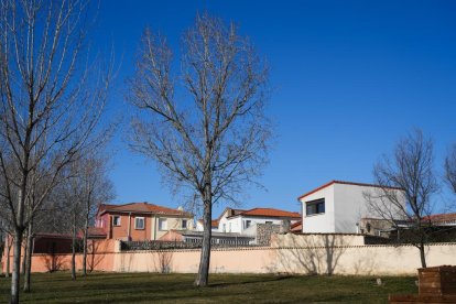 Casas en el Parque de las Lavanderas en La Overuela.- J.M. LOSTAU