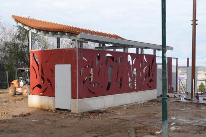 Obras en el elevador de Parquesol en la ladera del estadio José Zorrilla y Carrefour. -J.M. LOSTAU