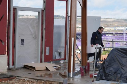 Obras en el elevador de Parquesol en la ladera del estadio José Zorrilla y Carrefour. -J.M. LOSTAU