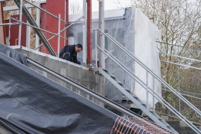 Obras en el elevador de Parquesol en la ladera del estadio José Zorrilla y Carrefour. -J.M. LOSTAU