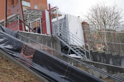 Obras en el elevador de Parquesol en la ladera del estadio José Zorrilla y Carrefour. -J.M. LOSTAU