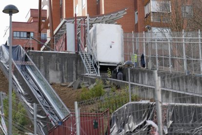 Obras en el elevador de Parquesol en la ladera del estadio José Zorrilla y Carrefour. -J.M. LOSTAU